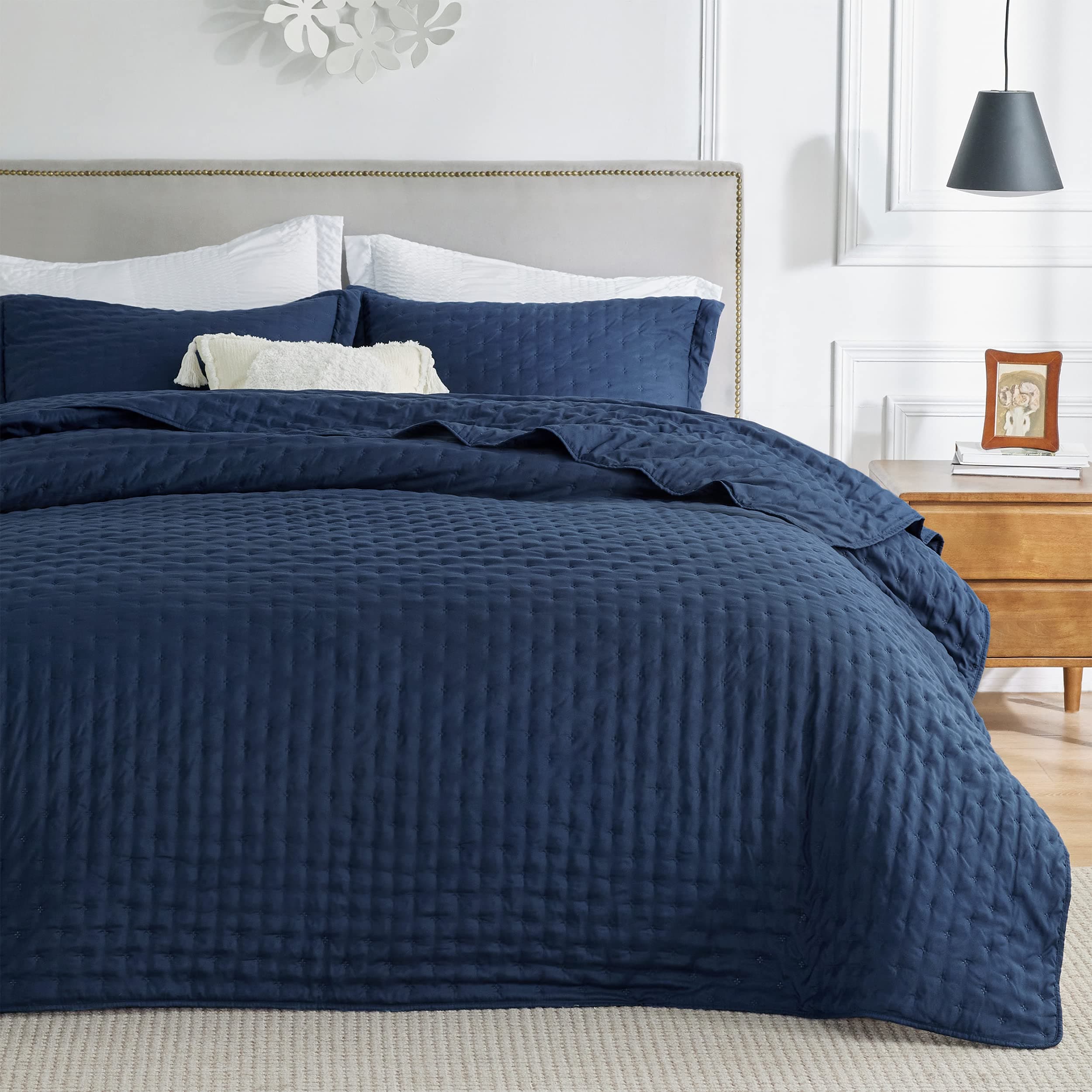 Bedsure King Size Quilt Set - Soft Ultrasonic Quilt King Size - Clover Bedspread King Size - Lightweight Bedding Coverlet for All Seasons (Includes 1 Navy Quilt, 2 Shams)