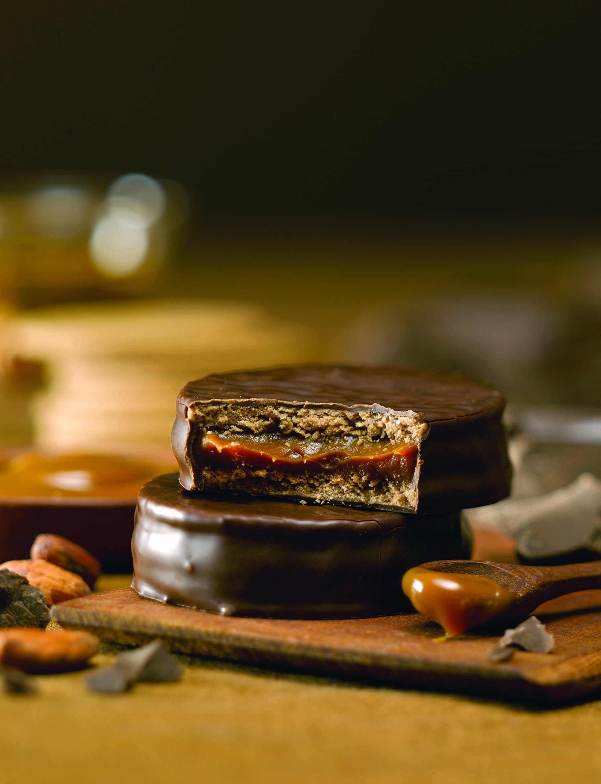 Cachafaz Alfajor Negro - Cookie Sandwich filled with Dulce de Leche and Real Chocolate 12Unit