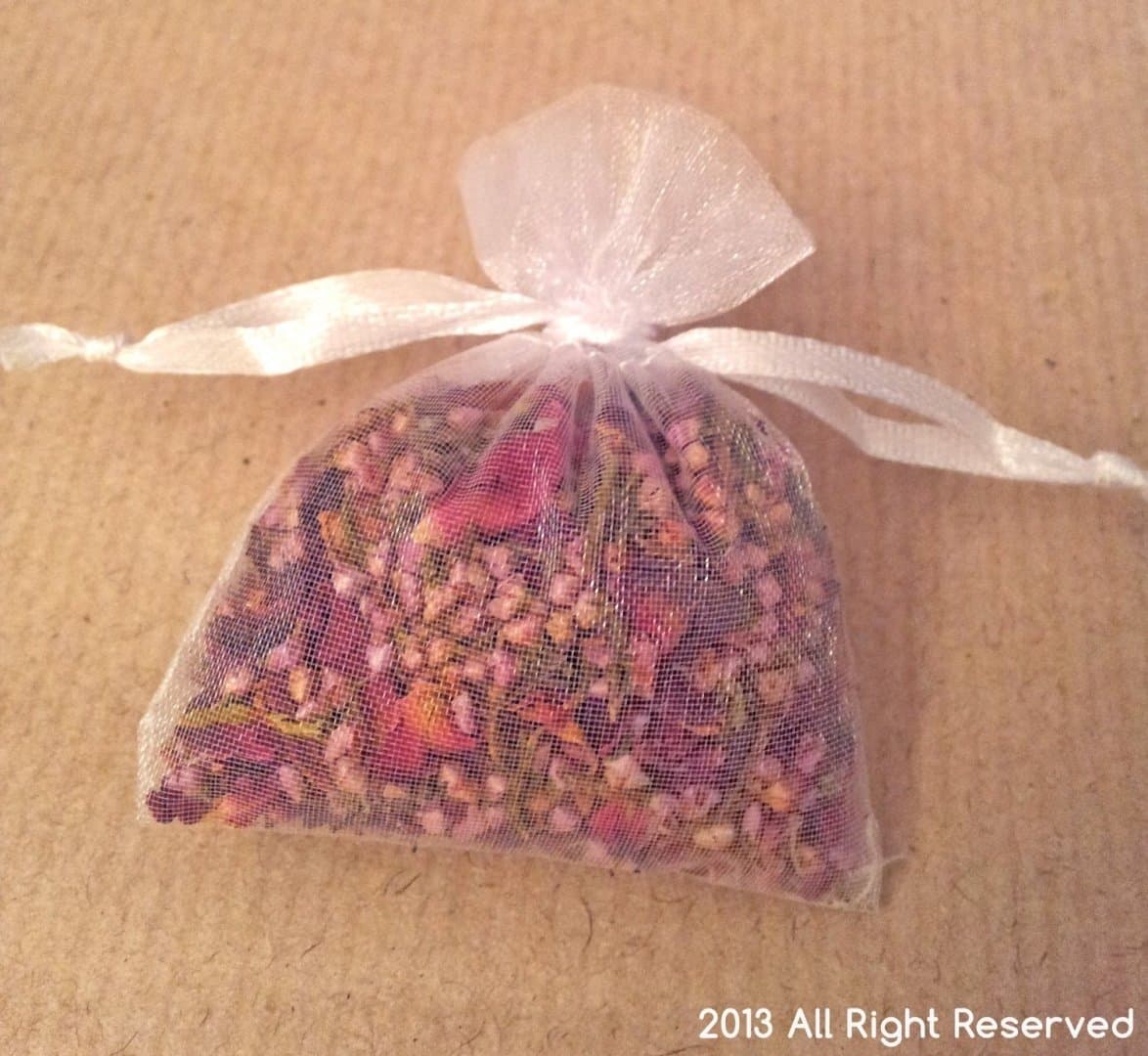 Dried Rose Petals and Heather Grains in Small Bags (White, 10)